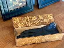 Load image into Gallery viewer, Great gift for a gardeners, wood pyrography glove box