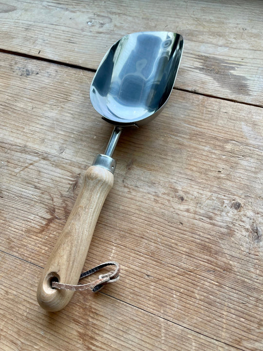 this soil scoop reduce mess, and is the best tool for filling pots